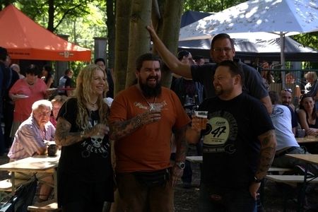 Lächelnde Menschengruppe bei der 20 Jahres Feier der Biker-Schmiede in Berlin