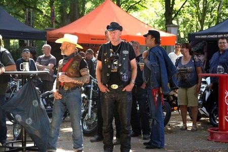 Menschengruppe bei der 20 Jahres Feier der Biker-Schmiede in Berlin