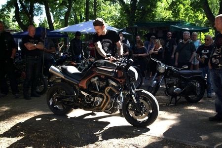 Biker mit seinem Motorrad