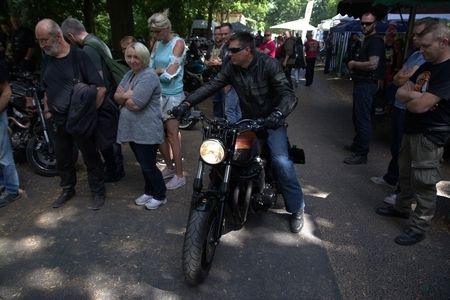 Ein Biker sitzt auf einem Motorrad