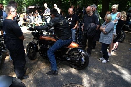 Menschen betrachten einen Biker und sein Motorrad