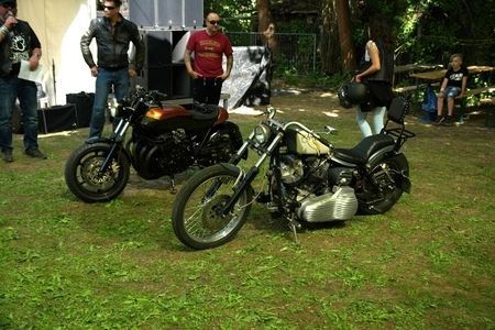 Zwei Motorräder auf einer grünen Wiese