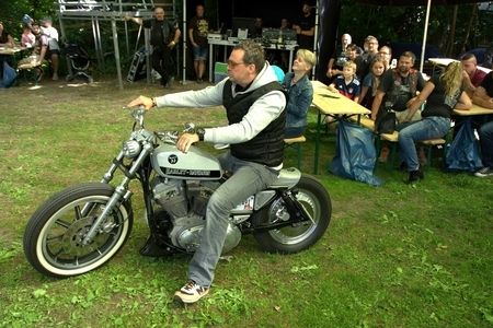Ein Mann auf einem silbernen Motorrad