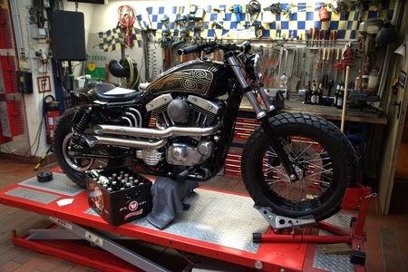 Motorrad auf einer Hebebühne in einer Werkstatt