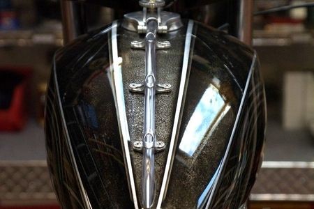 Dunkles Motorrad von oben in Nahaufnahme