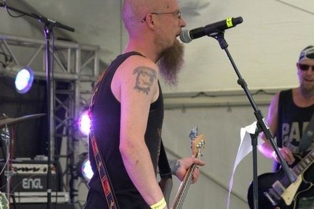 Sänger mit Gitarre auf einer Bühne