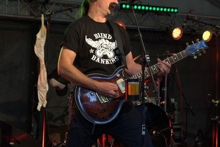 Gitarrist spielt auf einer Bühne