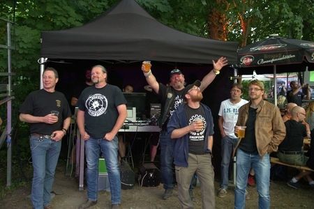 Feiernde Männer an einem Zelt