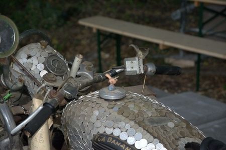 Ein mit Münzen bestücktes Motorrad in Nahaufnahme
