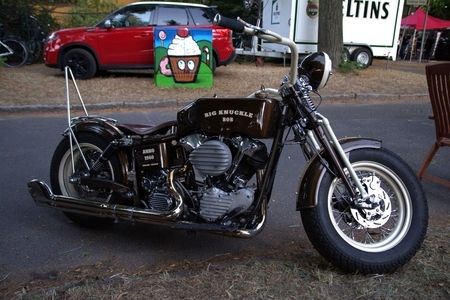 Dunkles Motorrad von der Seite