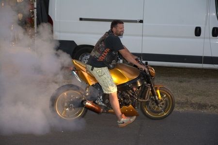 Goldenes Motorrad mit einem Mann