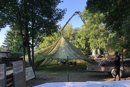 Zeltaufbau bei der 20 Jahres Feier der Biker-Schmiede in Berlin