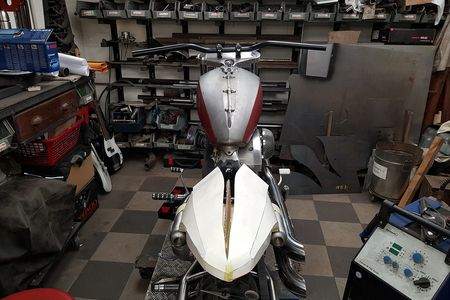 Scoutster Motorrad in der Werkstatt