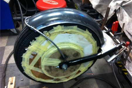 Bomber Motorrad mit abgeklebten Reifen