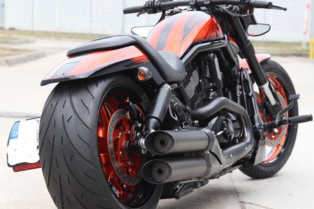 VR Orange Motorrad von hinten