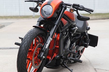 VR Orange Motorrad von vorne