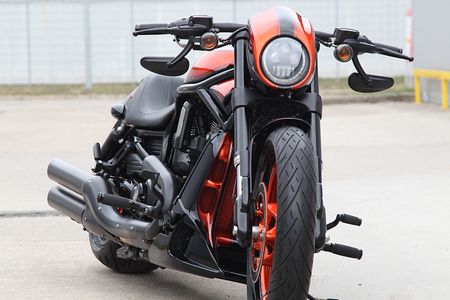 VR Orange Motorrad von vorne