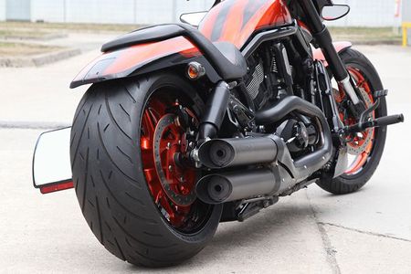 VR Orange Motorrad von hinte