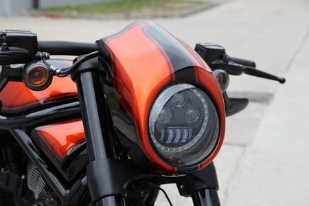 VR Orange Motorrad Nahaufnahme Scheinwerferlicht