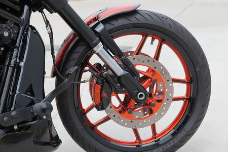 VR Orange Motorrad Nahaufnahme Vorderrad