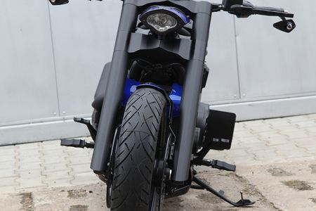 VR Blue Motorrad von borne