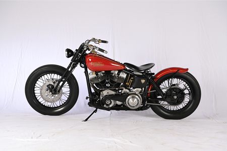 Motorrad Pandoras Box von der Seite