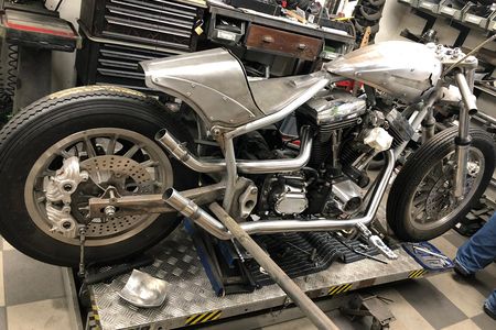 Motorrad Race 120 in der Werkstatt