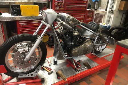 Motorrad Race 120 in der Werkstatt