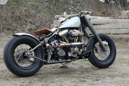 Ellie Motorrad von der Seite