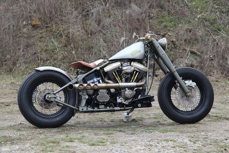 Ellie Motorrad von der Seite