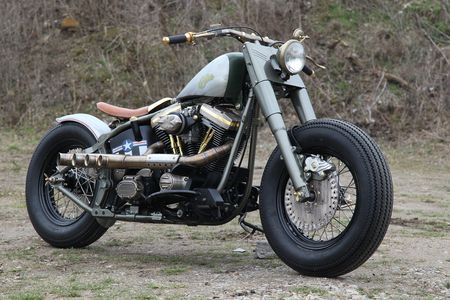 Ellie Motorrad von der Seite