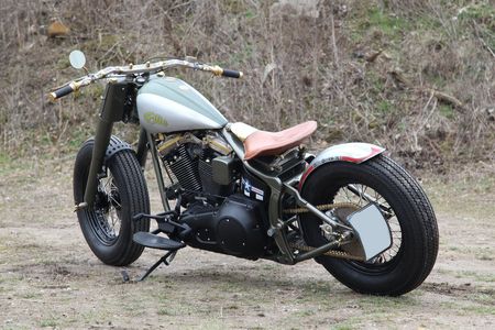 Ellie Motorrad von der Seite