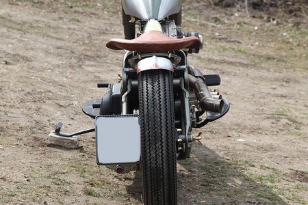 Ellie Motorrad von hinten