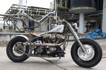 Ellie Motorrad von der Seite