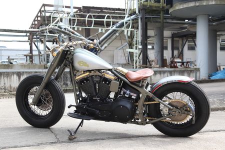 Ellie Motorrad von der Seite