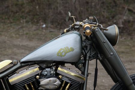 Ellie Motorrad von der Seite