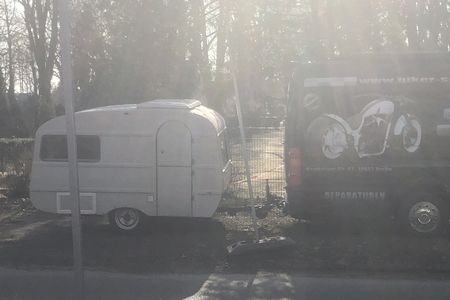 Camper Anhänger von der Seite