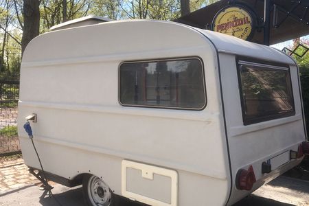 Camper Anhänger von der Seite