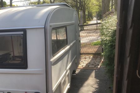 Camper Anhänger von hinten