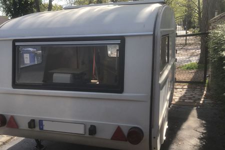 Camper Anhänger von hinten