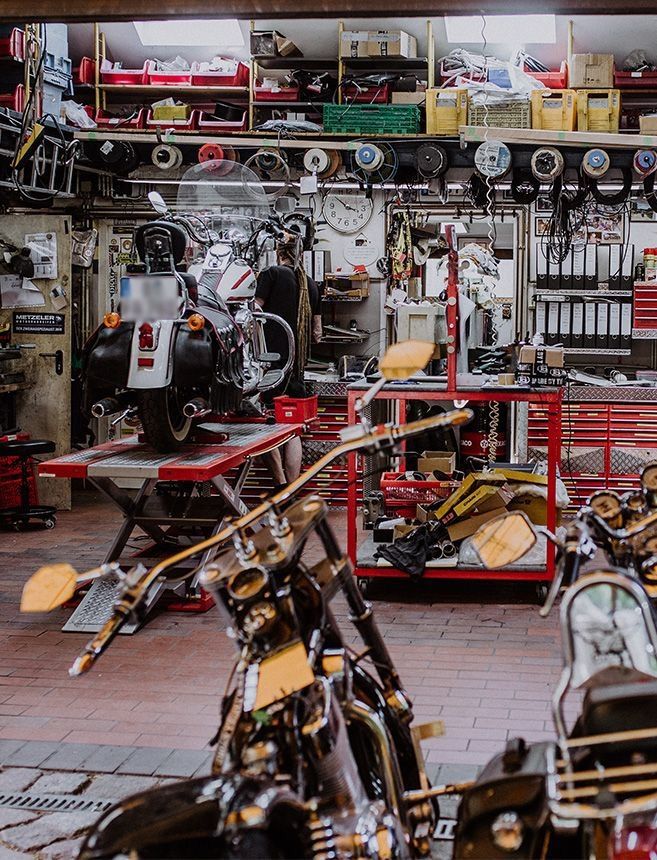 Motorräder in einer Werkstatt